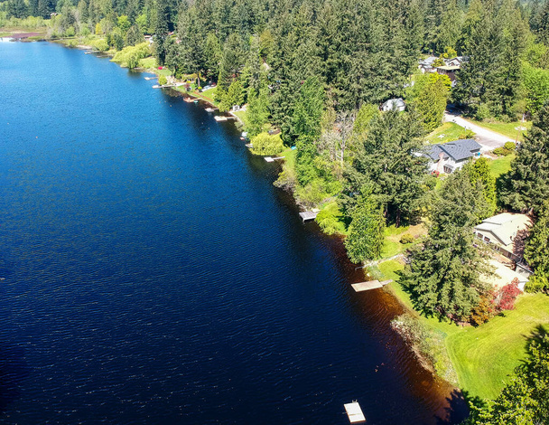Lovely Lake Holm Water Access Site au printemps avec la forêt environnante et les maisons et le ciel et les nuages à Auburn Washington
. - Photo, image