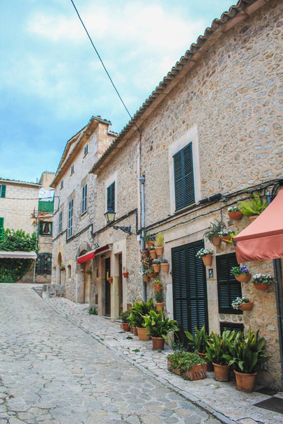 calle vacía con macetas en la pared en Valldemossa, Mallorca, España
 - Foto, Imagen