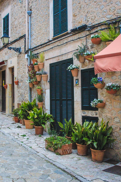 rua vazia com vasos de flores na parede em Valldemossa, Maiorca, Espanha
 - Foto, Imagem