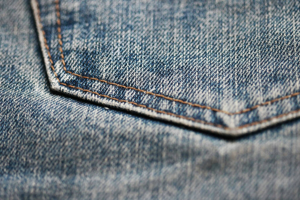 Jeans denim textura de cerca, enfoque solo un punto, fondo de pantalla borroso suave - Foto, Imagen