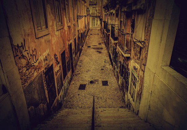 Старая аллея Лиссабона, деталь улицы в старом квартале Лиссабона, экскурсии по городу - Фото, изображение