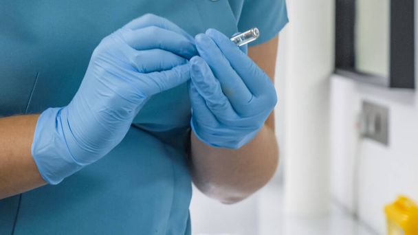 женские руки в медицинских перчатках готовят инъекции для мезотерапии кожи
 - Фото, изображение
