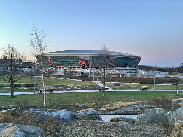 Football stadion Donbass Arena. Parkzone. Stadsmilieu. Rest gebied. - Foto, afbeelding