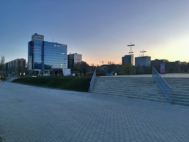 Panorama van de stad Donetsk. Glaswolkenkrabbers. Park van de Lenin Komsomol. - Foto, afbeelding