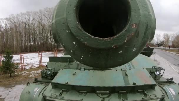 Önjáró howitzer a síneken. Katonai felszerelés Oroszországban - Felvétel, videó