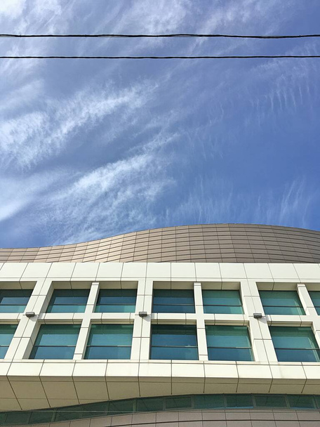 Mrakodrap na pozadí modré oblohy. Moderní architektura. - Fotografie, Obrázek
