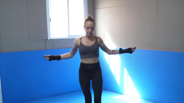 Nuori nainen nyrkkeilijä hyppää hyppyköysi
 - Materiaali, video
