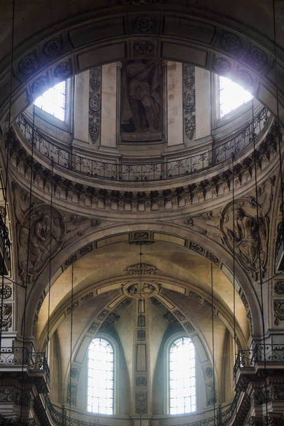 Kupoli sisällä Saint Paul kirkko Pariisissa
 - Valokuva, kuva