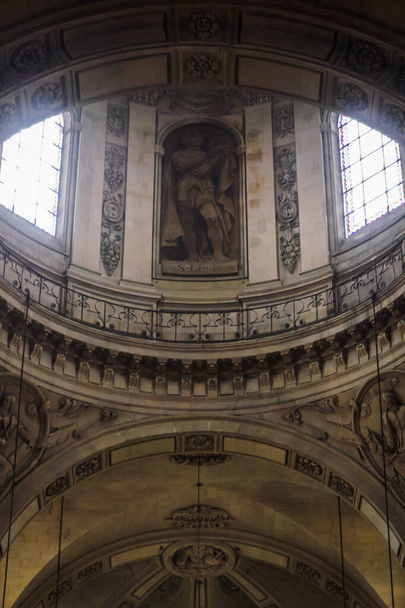 Памятник церкви Святого Павла в Париже
 - Фото, изображение