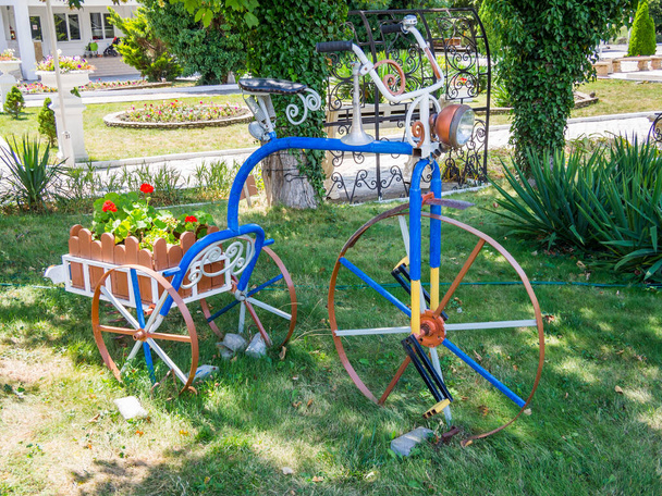 Tramvayla çiçek tarhı şeklinde klasik bir çiçek bisikleti. - Fotoğraf, Görsel