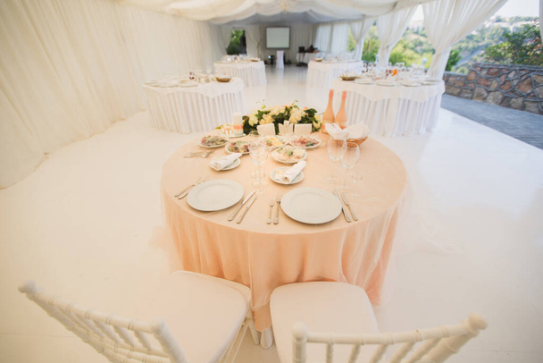 Belo salão de banquetes abaixo de uma tenda de uma recepção de casamento
. - Foto, Imagem