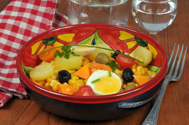 Ensalada mixta de primavera servida en un tazón de ensalada
 - Foto, Imagen