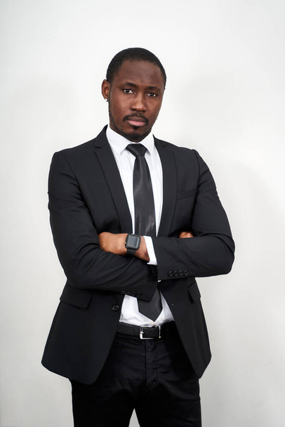 Uomo d'affari afro-americano fiducioso di successo con braccia incrociate
 - Foto, immagini
