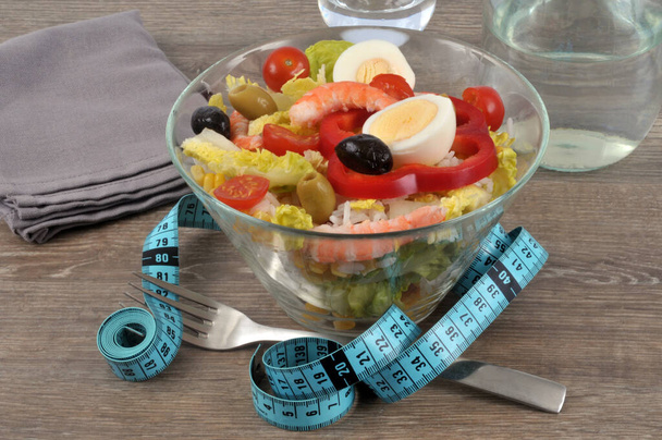 Salade maison close-up servie dans un saladier avec compteur couturière
 - Photo, image
