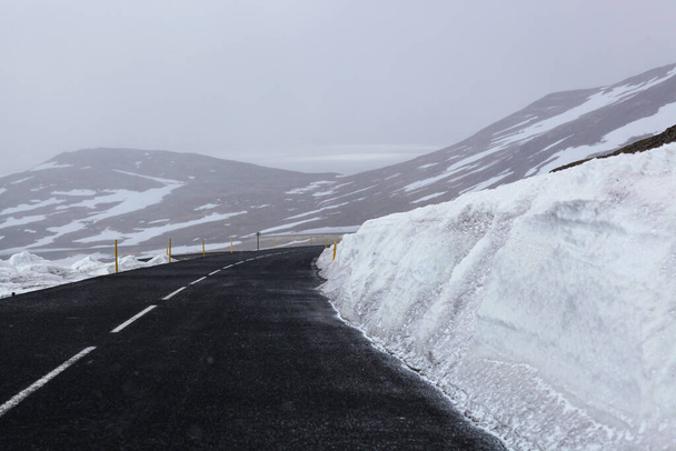 Estradas cobertas de neve do norte da Islândia, longo caminho a percorrer
 - Foto, Imagem