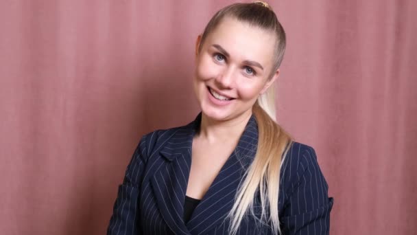Beste portret van een blonde vrouw van 35 jaar. Voer uw bedrijf met vertrouwen uit. - Video