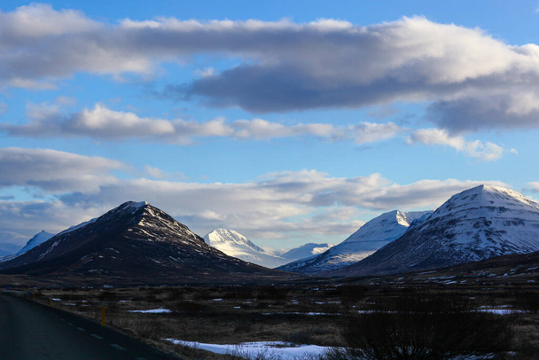 Засніжені дороги Північної Ісландії, довгий шлях до - Фото, зображення