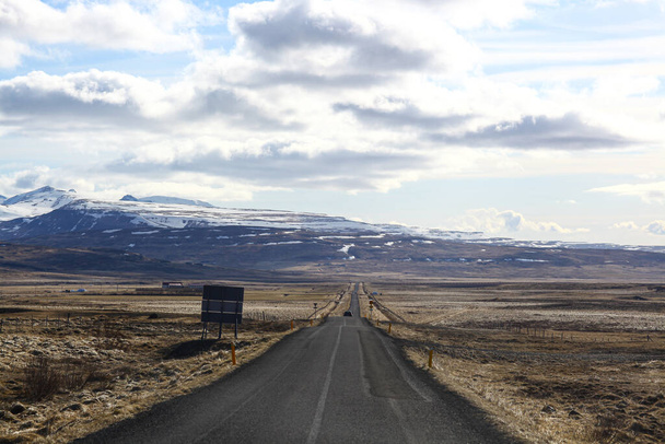estrada de asfalto e montanhas com paisagem natural na Islândia
 - Foto, Imagem