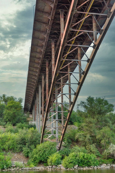 Preobrazhensky most przez rzekę Dniepr do wyspy Khortitsa w mieście Zaporoże, Ukraina. Widok z dołu. - Zdjęcie, obraz
