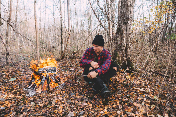 Muž sedící u ohně a vychutnávat atmosféru - Fotografie, Obrázek