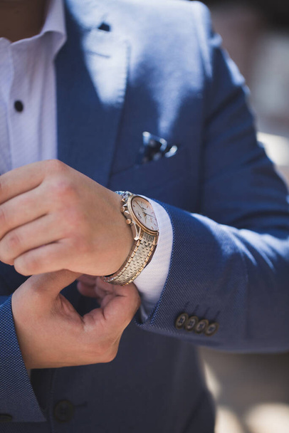 Επιχειρηματίας κοιτάζει το ρολόι του. Χέρια ανθρώπου και ρολόι. - Φωτογραφία, εικόνα