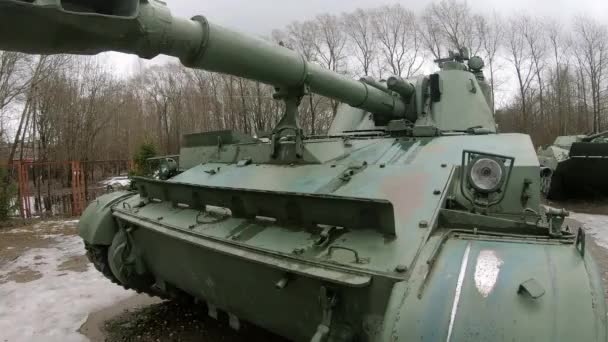 Howitzer auto-propulsionado nos trilhos. Equipamento militar em Rússia
 - Filmagem, Vídeo