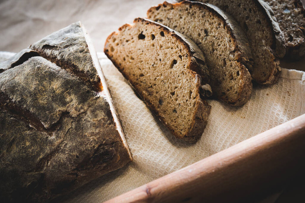 Нарезанный ржаной хлеб, приготовленный из орехов и злаков внутри крупным планом на столе
 - Фото, изображение