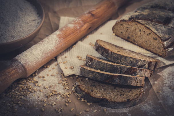 Viipaloitu ruisleipä, joka on kypsennetty pähkinöillä ja viljoilla pöydällä olevassa lähikuvassa
 - Valokuva, kuva