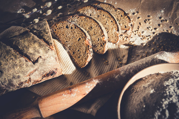 Нарезанный ржаной хлеб, приготовленный из орехов и злаков внутри крупным планом на столе
 - Фото, изображение
