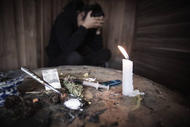 Hopeloze drugsverslaafde gaat door verslavingscrisis, vrouwen met drugsverslaving na langdurig drugs- en medicijnmisbruik.. - Foto, afbeelding