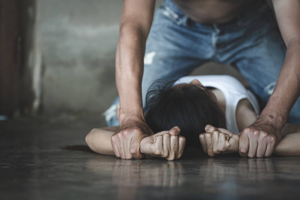 Frau Opfer häuslicher Gewalt und Missbrauch. Ehemann schüchtert seine Frau ein Mann verprügelt Ehefrau wegen häuslicher Gewalt. - Foto, Bild