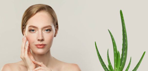 Piękna kobieta z jasną skórą i rośliną aloesu. Koncepcja pielęgnacji skóry i leczenia twarzy - Zdjęcie, obraz