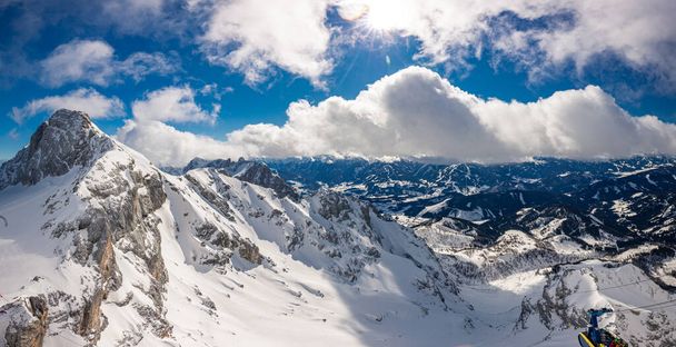A havas téli panoráma Dachstein Alpok, Ausztria. - Fotó, kép