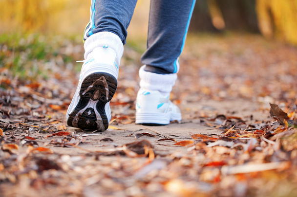 Close-up lopende voeten in trainers voor vrouwelijke runner. - Foto, afbeelding