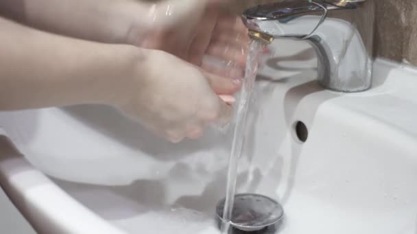 Wash your hands thoroughly with soap and a water jet.Frequent hand washing prevents the spread of viruses and bacteria throughout the kitchen and other parts of the house. - Кадры, видео