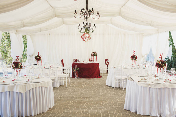 Bella sala banchetti sotto una tenda per un ricevimento di nozze
. - Foto, immagini