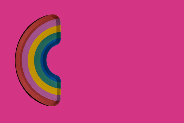 ουράνιο τόξο χάρτινη πλάκα με μοτίβα LGTBI σε ροζ φόντο. εννοιολογική εικόνα με χώρο αντιγραφής - Φωτογραφία, εικόνα