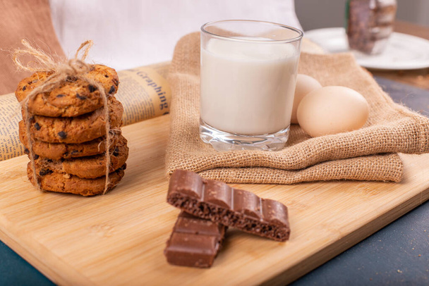 Μπισκότα, σοκολάτα και ένα ποτήρι γάλα - Φωτογραφία, εικόνα
