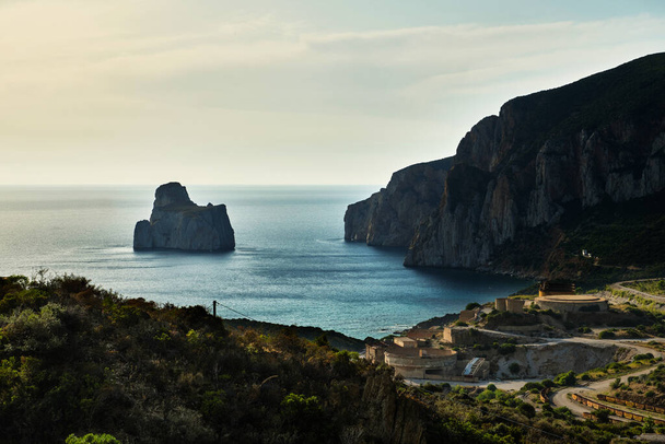 Pan di Zucchero faraglione, una grande roccia vicino Masua, Sardegna, Italia
 - Foto, immagini
