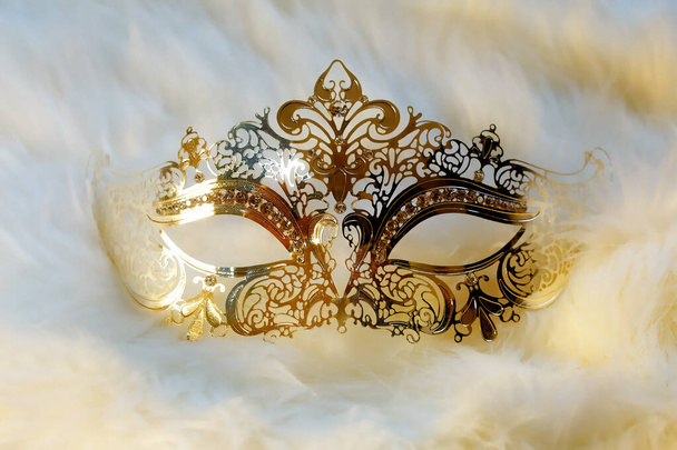 フィリガンの線形装飾が施された美しい装飾のヴェネツィアスタイルのマスク。ライトグラフィック効果 - 写真・画像