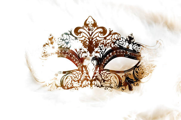 schöne dekorative Maske im venezianischen Stil mit filigranen linearen Ornamenten. Grafische Wirkung - Foto, Bild