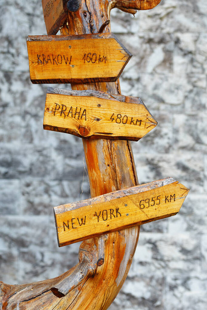 Highland βουνό ξύλινες πινακίδες που δείχνουν την απόσταση και την κατεύθυνση σε ορισμένες σημαντικές πόλεις - Φωτογραφία, εικόνα