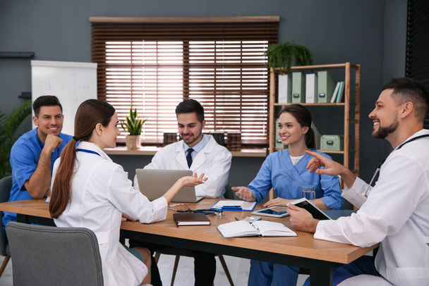 Команда профессиональных врачей, имеющих встречу в офисе
 - Фото, изображение