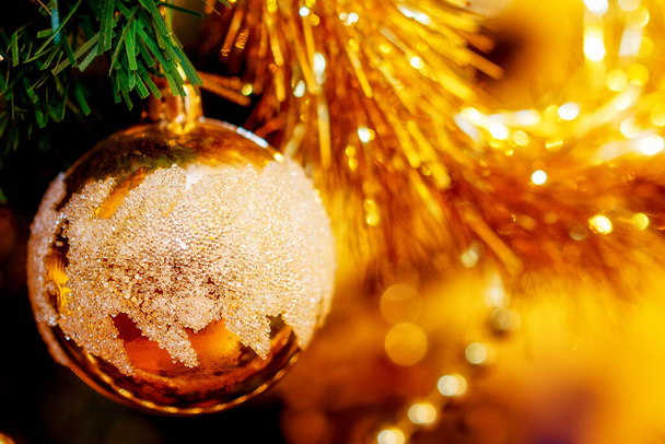 Close Up van kerstboom decoraties. Gouden kleur en wazige achtergrond - Foto, afbeelding