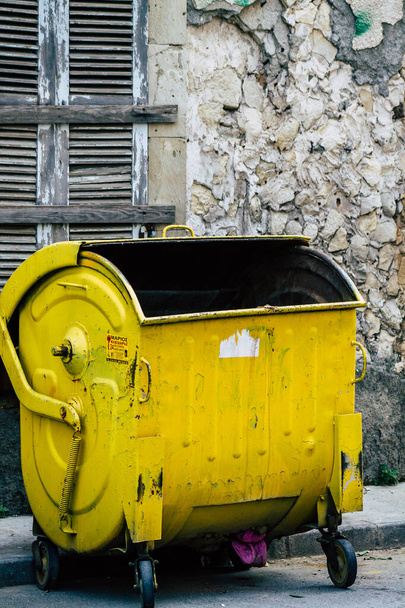 Лимассол Кипр 20 марта 2020 г. Крупный план контейнера для мусора на улицах Лимассола во второй половине дня
 - Фото, изображение