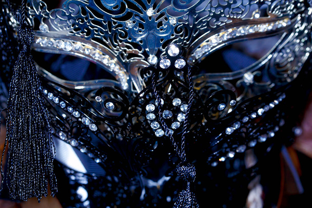 schöne dekorative Maske im venezianischen Stil mit filigranen linearen Ornamenten - Foto, Bild