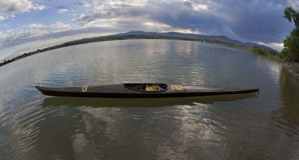 Corrida de caiaque no lago
 - Foto, Imagem
