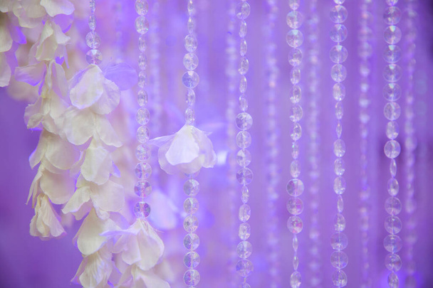 moderne Kristall Strass. Hochzeitstisch Dekoration Kristall Kronleuchter Hintergrund in blauen Farben. Schönes Licht, das durch gebürstete Glaskristalle reflektiert wird, die an einem Kronleuchter hängen. - Foto, Bild