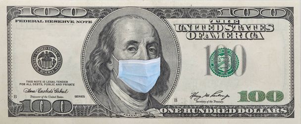 Benjamin Franklin w masce na studolarówce odizolowany na białym tle. Koncepcja zapobiegania kryzysom finansowym. - Zdjęcie, obraz