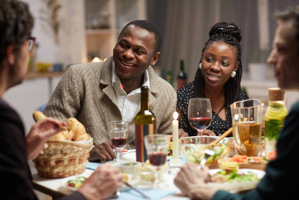 アフリカ人のカップルが休日のテーブルに座って - 写真・画像